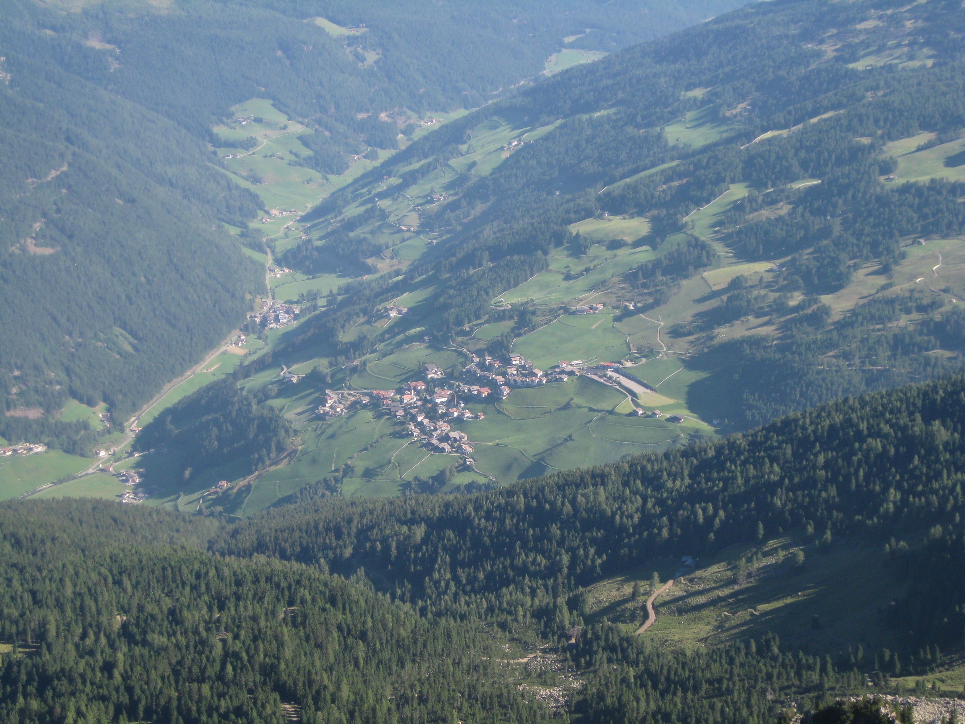 Vista su Reinswald verso il Monte Villandro in Val Sarentino